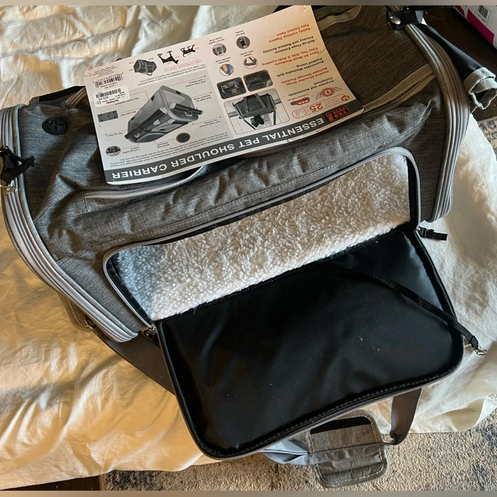 Pet shoulder carrier